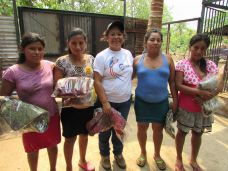 Entrega de obsequios a las madres de familia de la Villa de Caluco, mayo 2015